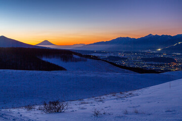 霧ヶ峰高原から夜明けの富士山