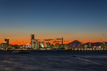 横浜市鶴見区大黒大橋から夕焼けの富士山とみなとみらいの夜景