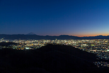 甲府市千代田湖ハイキングコースから甲府市の夜景と富士山のブルーモーメント