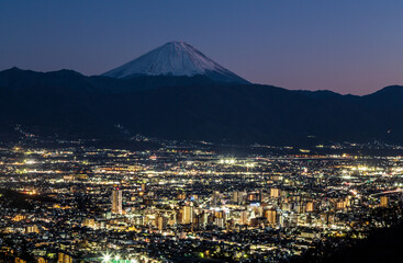 甲府市千代田湖ハイキングコースから甲府市の夜景と富士山のブルーモーメント