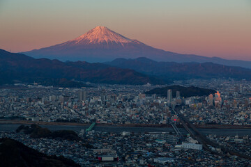 静岡市朝鮮岩から夕焼けに染まる静岡市の街並みと富士山