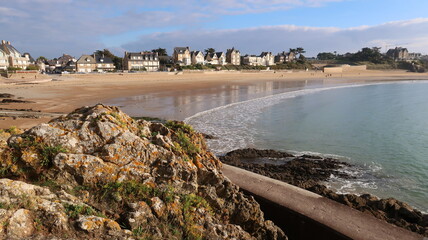 Paysage de côte et de mer en Bretagne, panorama sur la plage du Pont, plage de sable fin à Rothéneuf dans la ville de Saint Malo, avec des rochers (France)