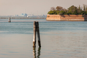 Venezia. Ottagono degli Alberoni sullo sfondo di Marghera.