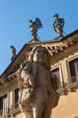 Fototapeta na wymiar Vicenza. Statua in pietra di Nanto davanti alla facciata di Villa Valmarana.