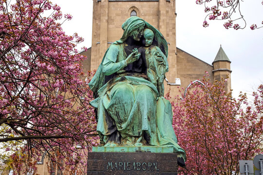 marienborn und bl&uuml;hende b&auml;ume