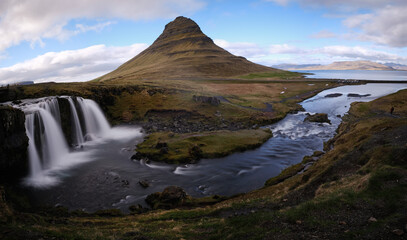 Island; der Kirkjufellsfoss und der Berg Kirkjufell