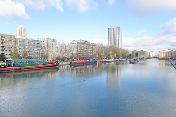 Fototapeta na wymiar Canal de l'Ourcq. Paris. Immeubles et ciel bleu.