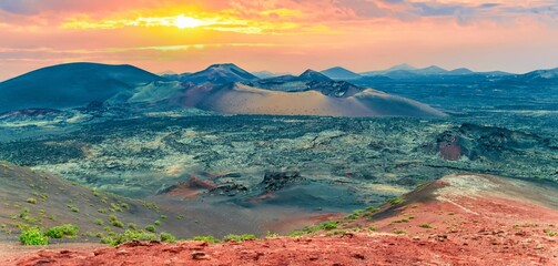 wunderschöne Berglandschaft mit Vulkanen auf Lanzarote im Islote de Hilario - Naturpark Timanfaya © stylefoto24