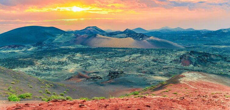 wundersch&ouml;ne Berglandschaft mit Vulkanen auf Lanzarote im Islote de Hilario - Naturpark Timanfaya