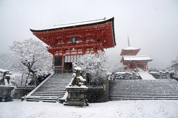 雪の清水寺　仁王門　京都市東山区