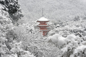 雪の清水寺　子安塔　京都市東山区