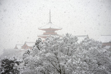 雪の清水寺　三重塔　京都市東山区