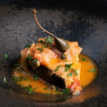 Trancio di baccal&agrave; con sughetto e capperi