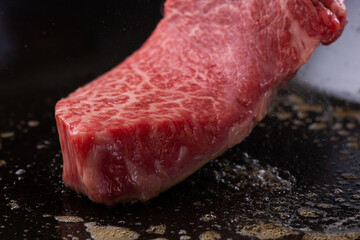 牛ランプ肉をフライパンで焼く