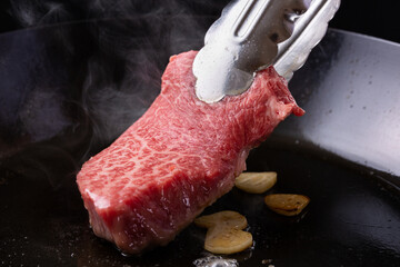 牛ランプ肉をフライパンで焼く