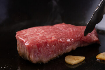 牛ランプ肉をフライパンで焼く