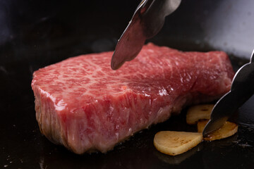 牛ランプ肉をフライパンで焼く