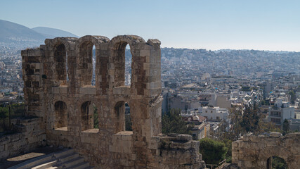 Fototapeta na wymiar Acrópolis de la ciudad de Atenas. Ruinas, estructuras, columnas y esculturas de la ciudad vieja de Grecia.