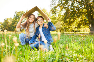 Bruder und Schwester mit Dach über dem Kopf