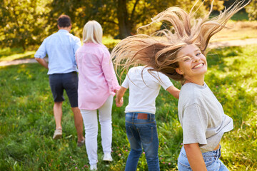 Glücklicher Teenager mit wehenden Haaren