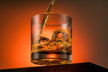 Verre de whisky avec glaçons - versement - se servir un verre 