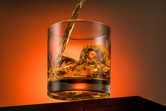 Verre de whisky avec gla&ccedil;ons - versement - se servir un verre 