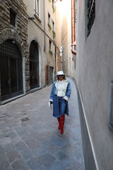 Fototapeta na wymiar Piękna kobieca stylizacja - Florencja