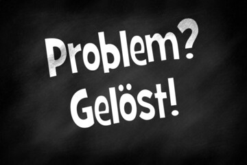 Problem solved written in German on a blackboard background