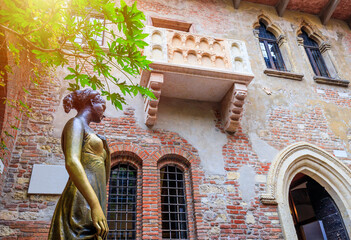 Verona, Italy. Bronze statue and balcony of Juliet's house.