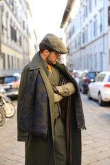 Męska stylizacja na targach mody 2022. Czasy wojenne.  Moda męska wiosna 2022.  © marriaci_photo