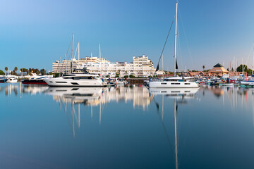 Fototapeta na wymiar vista dos yates na Marina de Vilamoura, Algarve Portugal.