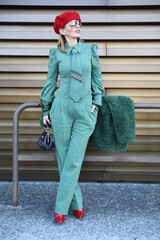 Obraz premium Elegancka kobieta w futerku w kolorze butelkowej zieleni. 