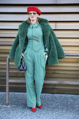 Naklejka premium Elegancka kobieta w futerku w kolorze butelkowej zieleni. 