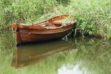 A rowing boat at the river bank
