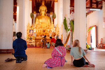 Fototapeta na wymiar Travel to pay homage to monks in Thailand.