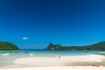 Fototapeta na wymiar Tropical Turquoise clear blue sea and white sand beach at Loh Dalum Beach on Phi Phi Islands, Krabi , Thailand., Summer vacation travel at Beautiful Andaman sea.