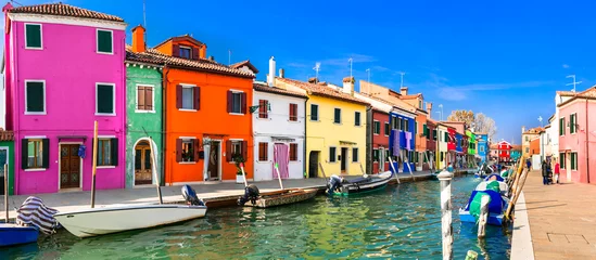 Foto auf Glas Die farbenfrohsten Orte (Städte) - Insel Burano, Dorf mit lebhaften Häusern in der Nähe von Venedig, Reisen und Sehenswürdigkeiten in Italien © Freesurf