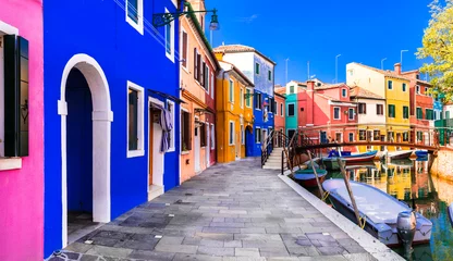 Gardinen Die farbenfrohsten Orte (Städte) - Insel Burano, Dorf mit lebendigen Häusern in der Nähe von Venedig, Reisen und Sehenswürdigkeiten in Italien © Freesurf