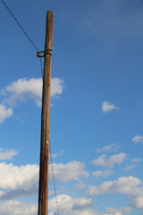 青空と木の電信柱