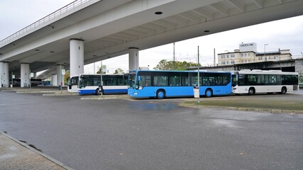 Reisebushaltestelle mit Bussen, am Hbf Ludwigshafen in Ludwigshafen am Rhein, Rheinland-Pfalz,...