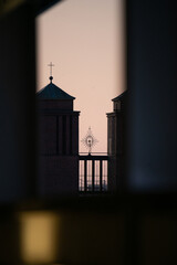 Fototapeta premium Kirche mit herrlichem Himmel, Kreuz, Kirchturm am Morgen in Cottbus