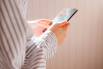 ビジネス用　スマホを打つ女性