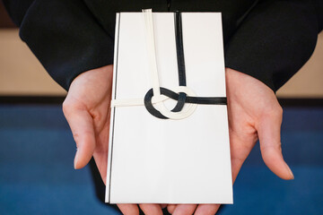 法事　香典を渡すイメージ素材