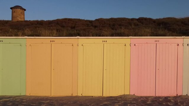 Der Wasserturm und die Strandh&auml;user von Domburg.