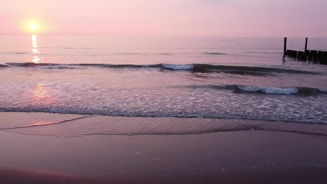 Ruhige Aufnahme des Strandes von Domburg bei Sonnenuntergang. 