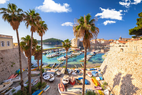 Fototapeta Historic Dubrovnik. Colorful harbor of Dubrovnik and stone defense walls view