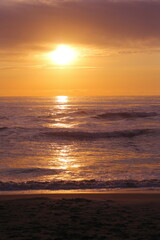 puesta de sol dorado sobre las olas del mar