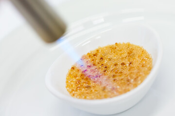 Creme Brulee beim karamellisieren
