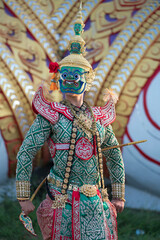 Obraz premium Thai culture dancing art in masked khon. Tosakan, the main character in the Ramayana poem.