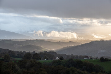 Photo dans la nature b&eacute;arnaise des coteaux d'aubertin, et des Pyr&eacute;n&eacute;es lors d'un couch&eacute; de soleil. Ainsi que la lev&eacute;e de la brume du soir. 